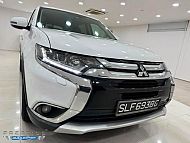 Mitsubishi Outlander 2.4 CVT 4WD Sunroof Facelift 2016 White Rear Entertainment